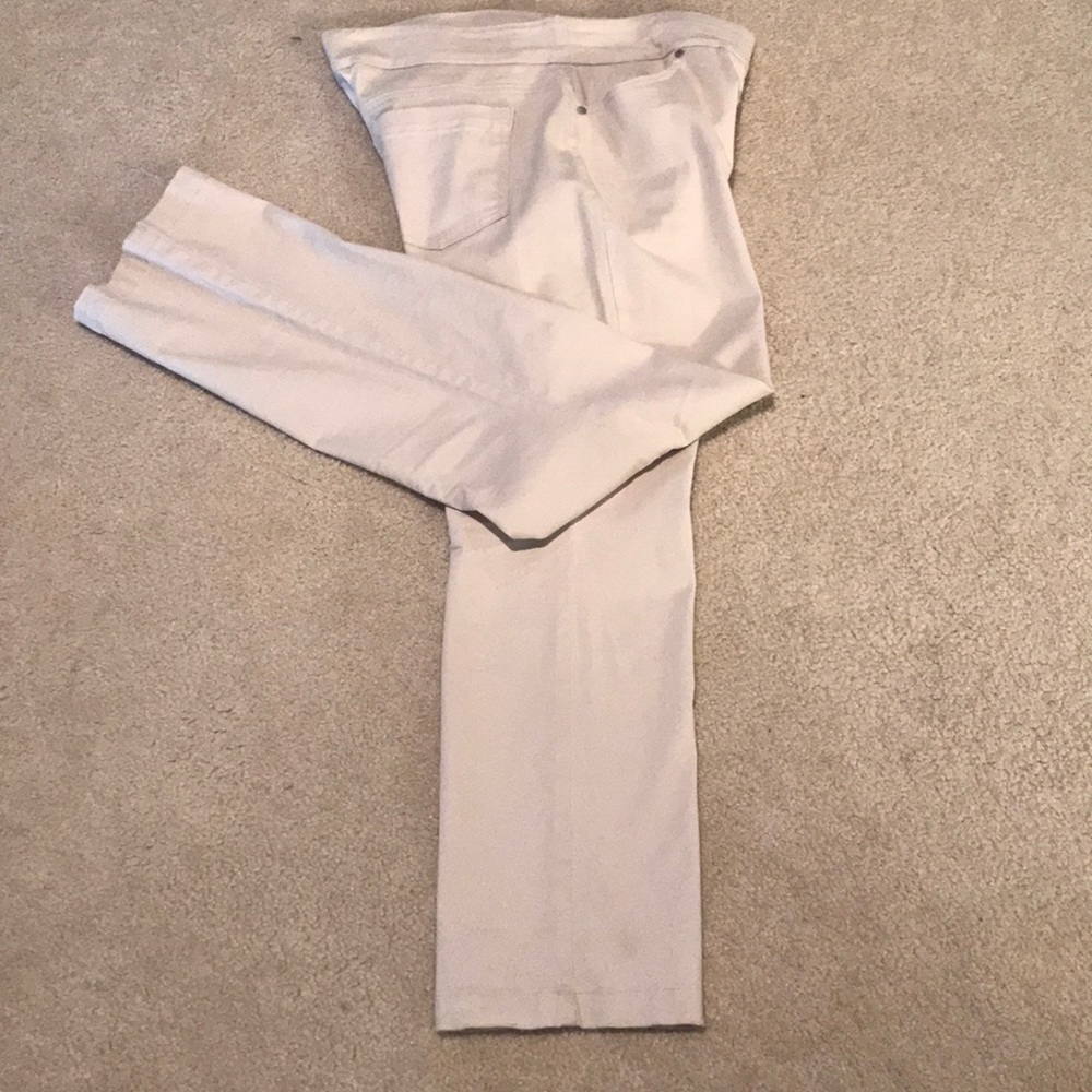 Women’s All Around Slimming Effect pull-on pant.